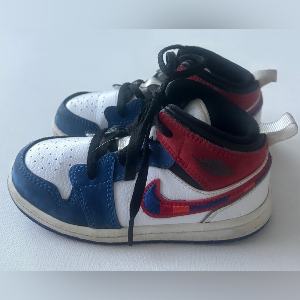 Nike boy’s Air Jordan 1 Mid SE "Multicolor Swoosh" sneakers.  Size 9C.